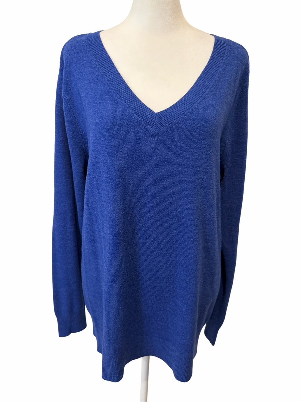 Croft @ Barrow V-Neck Long Sleeve Lightweight Soft Sweater - Blue. Size L.